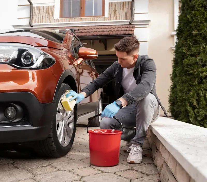 Lavage auto à domicile Juigné-des-Moutiers : professionnel intervenant sur un véhicule